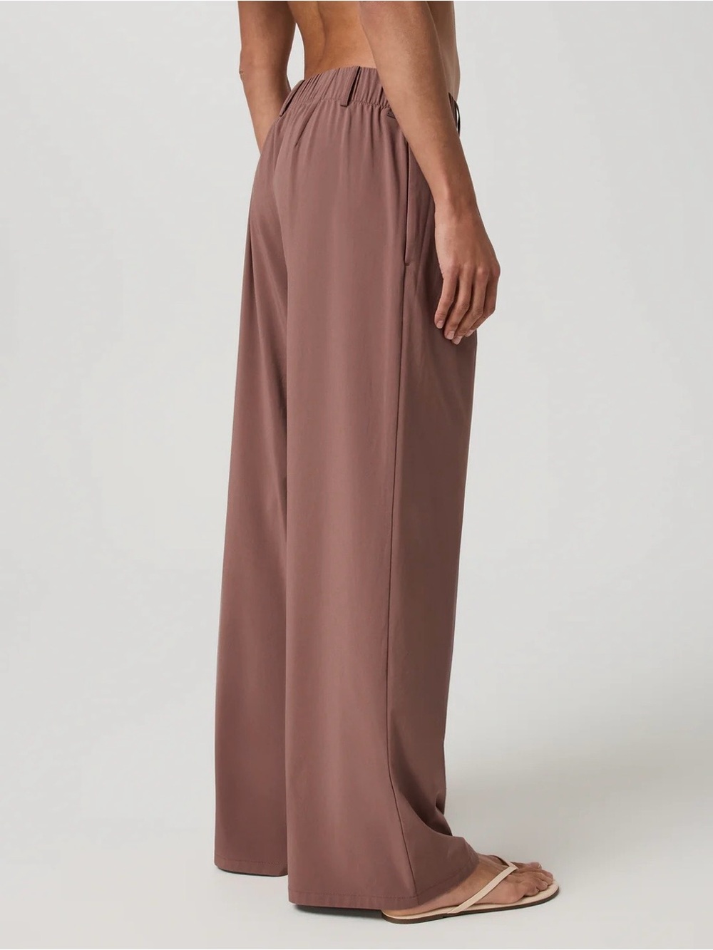 Vuori Pleated Wide Leg Trestles Trouser in Brown/Nutmeg Size Medium